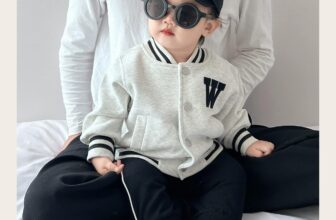 [🆕🇻🇳] 23 March Store- Thời trang trẻ em cao cấp 🧑‍🧒❤️️👶⭐️ 𝐀́𝐨 𝐤𝐡𝐨𝐚́𝐜 𝐛𝐨𝐦𝐛𝐞𝐫 𝐜𝐡𝐨 𝐛𝐞́
Chất liệu nỉ lót nỉ siêu dày dặn, ấm áp, mùa đông mặc thêm áo giữ nhiệt là đẹp luôn nha.
Hàng có sẵn áo + quần jean
Size: 9-1 , shares-0✔️ , likes-1❤️️ , date-2024-12-28 21:54:09🇻🇳🇻🇳🇻🇳📰🆕