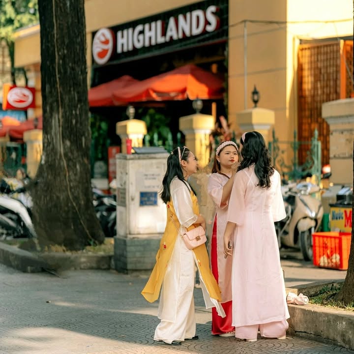 [☕️🇻🇳] Highlands Coffee – THƯƠNG HIỆU BẮT NGUỒN TỪ CÀ PHÊ VIỆT NAM ☕️ Top1Coffee 🥤 – Highlands Coffee bữa giờ tất bật…. Đón chị em du xuân, chụp ảnh tết khắp m …