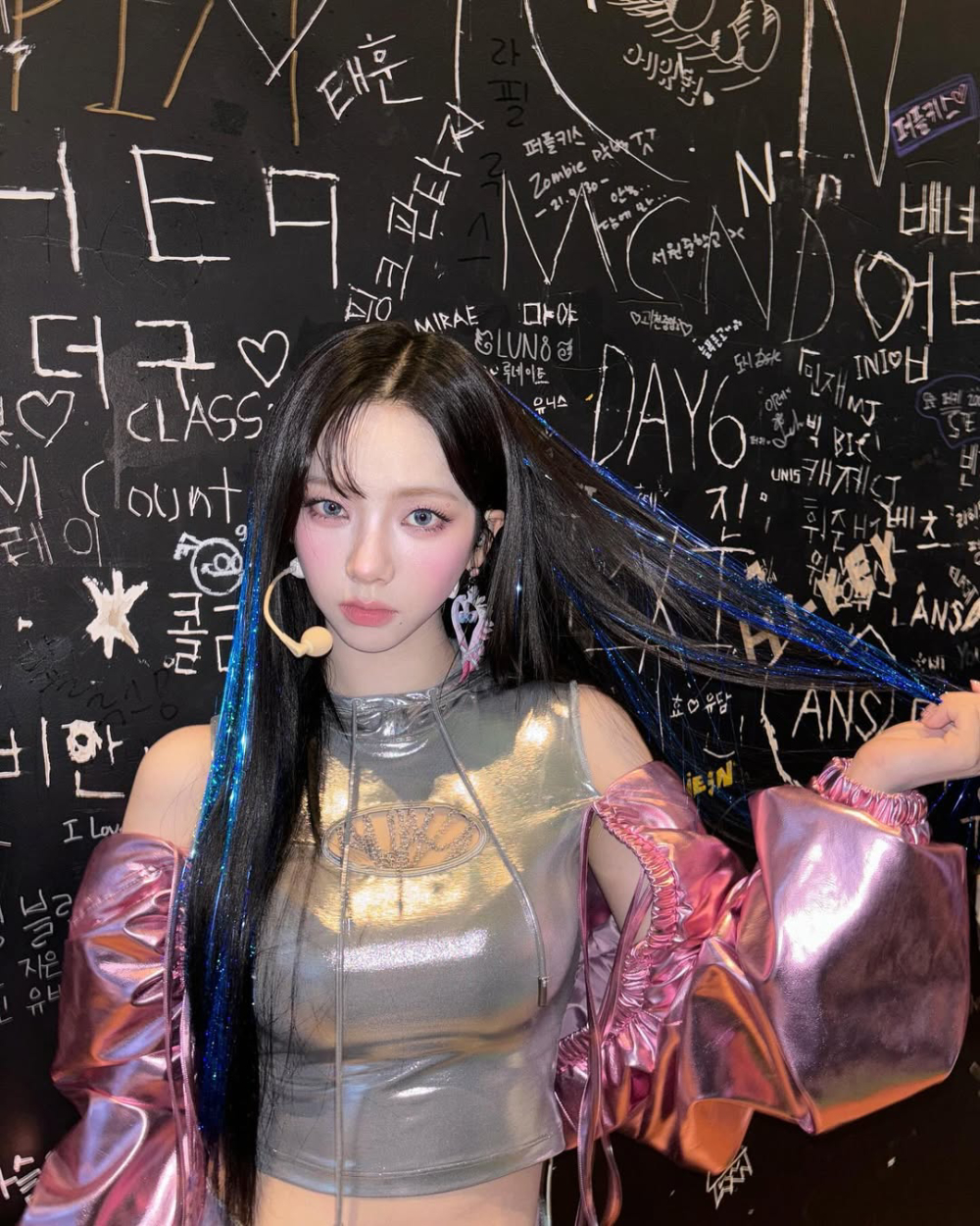 Glitter Hair: Xu hướng tóc kim tuyến phát sáng như tinh tú trong mùa lễ [🆕🇻🇳] bazaarvietnam.vn