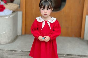 [🆕🇻🇳]  Thóc Kids – Thời trang trẻ em – Chuyên sỉ lẻ quần áo xuất dư, made in VN cho trẻ 🧑‍🧒❤️️👶⭐️ Váy Nhung Đỏ Siêu Xinh Cho Bé
Mã sản phẩm: Mz814
Chất liệu nhung tăm xịn xò, cổ sen nơ trắng thêu hoa nổi bật, xinh xắn. Tay dài bo chun nhẹ . Tùng váy xo , shares-0✔️ , likes-0❤️️ , date-2024-12-31 21:32:37🇻🇳🇻🇳🇻🇳📰🆕