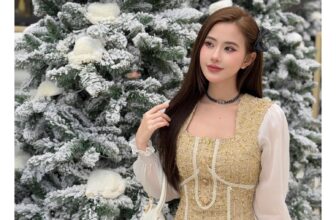 [🆕🇻🇳] Trúc Quỳnh Nguyễn – Hàng thiết kế 👕 Top1Fashion 👗  𝐍𝐄𝐖 𝐀𝐑𝐑𝐈𝐕𝐀𝐋 | 𝐌𝐀𝐋𝐋𝐎𝐑𝐈𝐄 𝐃𝐑𝐄𝐒𝐒A breeze of elegance, the Malloire Dress flows with quiet beauty and vintage allure.#TrucQuynhNguyen
#newcollection2024
, shares-0✔️ , likes-4❤️️ , date-2024-12-27 18:36:33🇻🇳🇻🇳🇻🇳📰🆕