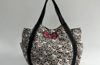 [🆕🇻🇳] Tiệm của Xoăn – Mua sắm & bán lẻ 🧑‍🧒❤️️👶⭐️ Tote bag( hell.o kit.ty x deari.simo)
SOLD
– Size ngang 28( hết túi 42), cao 30x12cm
– Cond 8/9
Hình 5,6,7 có vết mờ và bên hông ngả vàng( hoạ tiết nhiều n , shares-0✔️ , likes-0❤️️ , date-2024-12-25 02:50:15🇻🇳🇻🇳🇻🇳📰🆕