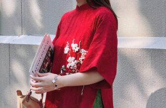 [🆕🇻🇳] Áo Dài Mẹ và Bé Kengin – Áo dài cho mẹ, cho bé, cho cả nhà mình 🧑‍🧒❤️️👶⭐️ | 𝐀́𝐨 𝐝𝐚̀𝐢 𝐋𝐞̣̂𝐧𝐡 𝐂𝐮̛ |“Đỏ rực một khúc xuân trong trẻo,
Lệnh Cư dịu dàng, gió phố xôn xao.
Nhẹ tà áo sóng sánh đường hoa nở,
Chạm ánh nhìn, bỗng rộn ràn , shares-1✔️ , likes-9❤️️ , date-2024-12-27 20:36:18🇻🇳🇻🇳🇻🇳📰🆕