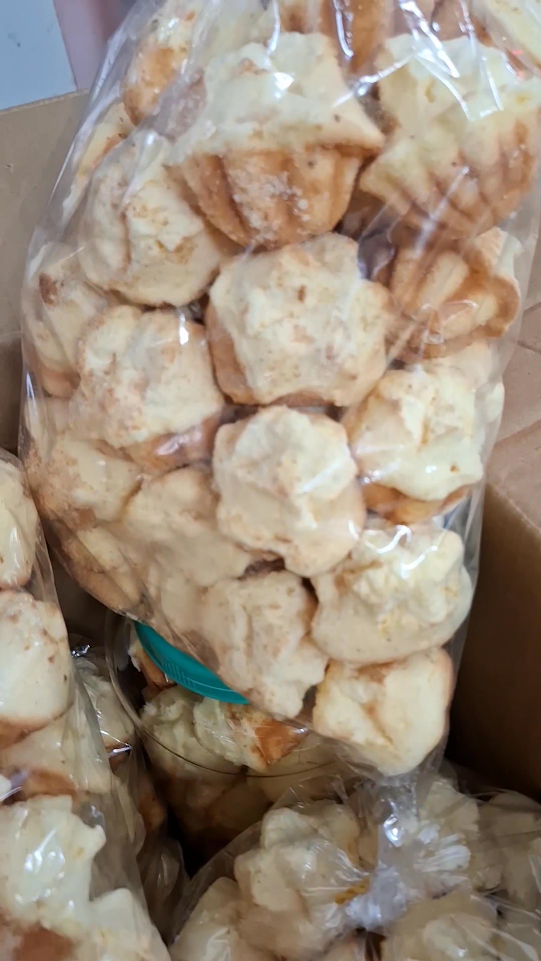 [🆕🇻🇳] Bánh lọc Huế tại Sài Gòn 🍔 Top1Food  🍜 Bánh e vừa vào sáng nay e sẵn nhé.
Mùi vị bánh y như mùi bánh hồi nhỏ mẹ e làm e ăn luôn .
Ăn cái bánh mà bao ký ức lúc nhỏ ùa về vì tết mới được ăn bánh t , shares-0✔️ , likes-0❤️️ , date-2024-12-30 18:27:31🇻🇳🇻🇳🇻🇳📰🆕