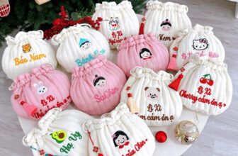 [???] Sulie House – Phụ kiện cho bé  ?‍?❤️️?⭐️  #Free_thêu_tênTúi lì xì thêu tên bé
Giá iu #1xxk
𝐓𝐚̣̆𝐧𝐠 𝐤𝐞̀𝐦 Dây tua rua treo túi màu chọn màu theo ý thíchĐếm ngược 1 tháng nữa là Tết rồi các mẹ ơi , shares-3✔️ , likes-8❤️️ , date-2024-12-31 03:01:16????????