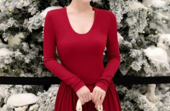 [???] Reina – Thiết kế & Thời trang  ? Top1Fashion ?  Muse in REINARD2419BU  Matteau Gatherd Drop-waist Gown
Color            Burgundy
—–
Visit REINA:
264 Phố Huế – Hai Bà Trưng – Hà Nội
Hotline: 09465933 , shares-0✔️ , likes-7❤️️ , date-2024-12-31 15:31:53????????