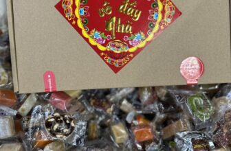 [🆕🇻🇳] LÒ MỨT DỪA – Mứt dừa non 🍔 Top1Food  🍜 Vàng vô đầy nhà nhé quý vị .
Shop mang vàng tới cho cả nhà ạ
Bên trong là kẹo mix hỗn hợp nhé.
Hộp này là hộp 1 kg ạ.Shop mix tất cả các loại kẹo của , shares-0✔️ , likes-0❤️️ , date-2025-01-01 03:08:16🇻🇳🇻🇳🇻🇳📰🆕