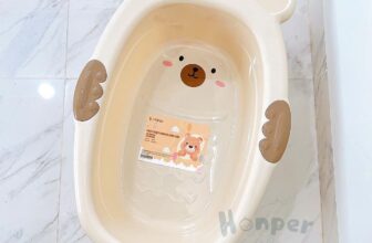 [🆕🇻🇳]  Sukem shop – Chuyên đồ sơ sinh – Đồ sơ sinh Nous, tã bỉm, bình sữa, khăn xô, khăn sợi tre, khăn ủ, tất 🧑‍🧒❤️️👶⭐️  𝐂𝐇𝐀̣̂𝐔 𝐓𝐀̆́𝐌 𝐇𝐎𝐍𝐏𝐄𝐑 𝐇𝐈̀𝐍𝐇 𝐆𝐀̂́𝐔 𝐇𝐏𝟏𝟑𝟏
𝑇𝑎̆́𝑚 𝑅𝑢̛̉𝑎 𝑉𝑢𝑖 𝑉𝑒̉, 𝐵𝑒́ 𝐶𝑢̛𝑜̛̀𝑖 𝑇𝑢̛𝑜̛𝑖!
Thiết kế hình gấu dễ thương, tai gấu kiêm khay đựng đồ giúp bé yêu gi , shares-1✔️ , likes-0❤️️ , date-2025-01-02 00:18:05🇻🇳🇻🇳🇻🇳📰🆕