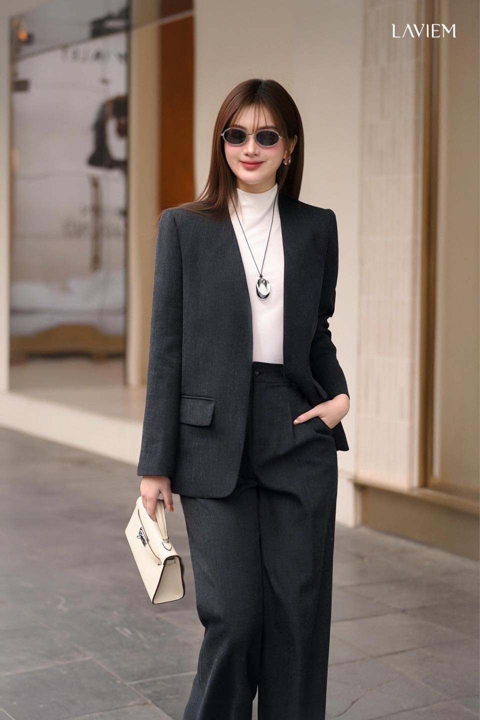 [🆕🇻🇳] Aura Studio – Wedding Service 👕 Top1Fashion 👗  𝑇ℎ𝑒 𝑑𝑟𝑒𝑠𝑠 𝑖𝑠 𝑎 𝑠𝑦𝑚𝑏𝑜𝑙 𝑜𝑓 𝑠𝑖𝑚𝑝𝑙𝑖𝑐𝑖𝑡𝑦Chiếc váy cưới toát lên vẻ sang trọng nhờ thiết kế cúp ngực tinh tế và chất liệu cao cấp. Phần chân váy bồng bềnh với , shares-1✔️ , likes-1❤️️ , date-2025-01-01 04:00:35🇻🇳🇻🇳🇻🇳📰🆕