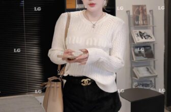 [???] Hà Anh Clothingg  ? Top1Fashion ?   P520
Áo Miu miu xù hàng QC siêu cấp a!!
Len loại 1, tag mác full
, shares-0✔️ , likes-1❤️️ , date-2025-01-03 15:17:18????????