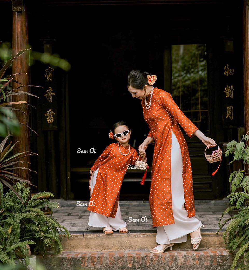 [🆕🇻🇳]  SAM ƠI – chuyên đồ Tết cho bé với đa dạng mẫu mã 🧑‍🧒❤️️👶⭐️ Năm mới đến rồi, Tết âm lịch cũng cận kề lắm rùi. Bé nào chưa có áo dài thì tham khảo mẫu nhà Sam nhé. Em chỉ đi đơn đến 15/1 thui ạ
, shares-0✔️ , likes-7❤️️ , date-2025-01-01 18:13:23🇻🇳🇻🇳🇻🇳📰🆕