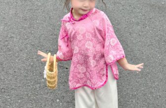 [🆕🇻🇳]  Bơ Hí – Thương hiệu thời trang thiết kế cao cấp dành cho mẹ và bé đẹp 🧑‍🧒❤️️👶⭐️  𝐌𝐚̀𝐮 𝐡𝐨̂̀𝐧𝐠 𝐥𝐮́𝐜 𝐧𝐚̀𝐨 𝐜𝐮̃𝐧𝐠 𝐱𝐢𝐧𝐡 𝐡𝐞̂́𝐭 𝐦𝐞̣ 𝐛𝐞́ 𝐡𝐞𝐧, 𝐯𝐚̂̃𝐧 𝐥𝐚̀ 𝐨𝐮𝐭𝐟𝐢𝐭 𝐦𝐨̂̀𝐧𝐠 𝟑 𝐚̣
Bà Ba lụa hoa
Bé #250k/bộ
Hơn 25kg có phụ thu
Guốc # , shares-0✔️ , likes-2❤️️ , date-2025-01-04 00:33:10🇻🇳🇻🇳🇻🇳📰🆕