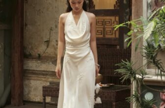 [🆕🇻🇳] The MAVEN – Fashion Brand 👕 Top1Fashion 👗  Cô nàng Chi Lê @chii.llee dịu dàng trong tà áo dài Mỹ Tiên, phiên bản tông màu trắng thanh lịch, MAVEN sử dụng chất liệu lụa gấm vân hoa, kết hợp cùng với  , shares-1✔️ , likes-9❤️️ , date-2025-01-01 22:00:33🇻🇳🇻🇳🇻🇳📰🆕