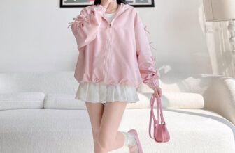 [🆕🇻🇳] BIBOO CLOTHING – Cửa hàng quần áo 👕 Top1Fashion 👗  Vẫn là điểm nhấn mang hơi hướng “coquette” với những chiếc nơ xinh đặc trưng được đính kết cẩn thận 2 bên tay giúp tôn thêm vẻ đẹp nữ tính nhưng vẫn tinh n , shares-0✔️ , likes-5❤️️ , date-2025-01-02 17:30:48🇻🇳🇻🇳🇻🇳📰🆕