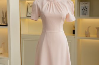 [???] Thời trang Đan Châu  ? Top1Fashion ?  Gửi đến nàng chiếc đầm duyên dáng, đầy nữ tính, với thiết kế đơn giản nhưng không kém phần ngọt ngào! Chiếc đầm không chỉ tôn lên vẻ đẹp thanh thoát, nhẹ n , shares-0✔️ , likes-17❤️️ , date-2025-01-05 02:00:08????????