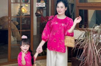 [🆕🇻🇳]  Bơ Hí – Thương hiệu thời trang thiết kế cao cấp dành cho mẹ và bé đẹp 🧑‍🧒❤️️👶⭐️  𝐂𝐡𝐨̂́𝐭 đ𝐨̛𝐧 𝐭𝐡𝐨̂𝐢 𝐦𝐞̣ 𝐛𝐞́ 𝐨̛𝐢, 𝐦𝐚̀𝐮 𝐯𝐮̛̀𝐚 đ𝐞̣𝐩 𝐯𝐮̛̀𝐚 𝐬𝐚́𝐧𝐠 𝐝𝐚, 𝐯𝐚̉𝐢 𝐥𝐚̣𝐢 𝐱𝐢̣𝐧 𝐬𝐨̀ 𝐥𝐚̂́𝐩 𝐥𝐚́𝐧𝐡 𝐚̣
Bà ba lụa nhũ
Bé #260k/bộ.             Mẹ #390k/bộ , shares-0✔️ , likes-6❤️️ , date-2025-01-05 05:31:21🇻🇳🇻🇳🇻🇳📰🆕