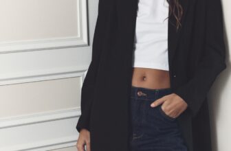 [???] V.I.C – XUẤT KHẨU – Hàng xuất khẩu có sẵn ? Top1Fashion ?  SOFT BUTTON COATThêm một mã khoác dạ ép dáng dài vừa phải cực dễ mặc, màu đen mix match với đồ gì cũng đẹp.—
Hàng xuất khẩu có sẵn.
—
CONTACT V.I.C , shares-0✔️ , likes-1❤️️ , date-2025-01-03 18:40:06????????