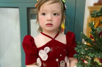 [🆕🇻🇳]  LUV MICHI – Thời trang trẻ em cao cấp 🧑‍🧒❤️️👶⭐️ Váy yếm nhung gỗ đính thủ công 550k sale còn 250k. Sale siêu siêu lỗ, quá rẻ cho 1 em váy thiết kế đính kết xinh thế này ạ
Size 9-13kg
, shares-0✔️ , likes-2❤️️ , date-2025-01-03 16:28:01🇻🇳🇻🇳🇻🇳📰🆕