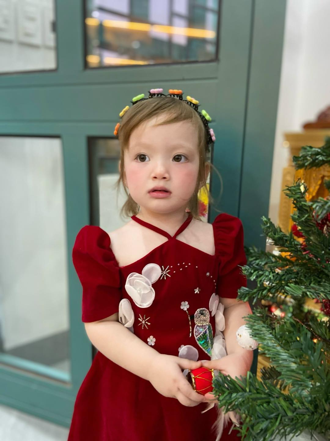 [🆕🇻🇳]  LUV MICHI – Thời trang trẻ em cao cấp 🧑‍🧒❤️️👶⭐️ Váy yếm nhung gỗ đính thủ công 550k sale còn 250k. Sale siêu siêu lỗ, quá rẻ cho 1 em váy thiết kế đính kết xinh thế này ạ
Size 9-13kg
, shares-0✔️ , likes-2❤️️ , date-2025-01-03 16:28:01🇻🇳🇻🇳🇻🇳📰🆕