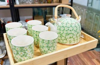 [🆕🇻🇳] Shop Bin&Bon Made in Việt Nam, Cambodia 😎❤️️⭐️ S290Bộ ấm trà hoa nhí siêu xinh xẻo, giá quá rẻ so với mặt bằng các shop khácBộ ấm trà gốm Ấm (950ml) +6 Ly (175ml) + Khay tre.Giá: 330k
, shares-0✔️ , likes-1❤️️ , date-2025-01-04 20:20:51🇻🇳🇻🇳🇻🇳📰🆕