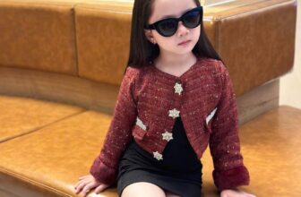 [🆕🇻🇳] Váy Tutu – Chuyên thời trang trẻ em 🧑‍🧒❤️️👶⭐️  Thiệt  chớ cái sét này ở ngoài nó xinh gấp mấy lần e chụp sàn a
Bling ..bling
Khoác dạ đính kim sa   lấp lánh có lót không sợ dặm ngứa luôn nà, kèm body  , shares-0✔️ , likes-2❤️️ , date-2025-01-04 16:07:30🇻🇳🇻🇳🇻🇳📰🆕