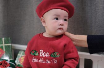 [???] Sulie House – Phụ kiện cho bé  ?‍?❤️️?⭐️  𝑻𝒆̂́𝒕𝒕𝒕𝒕 𝒐̛𝒊𝒊𝒊𝒊… 𝑬𝒎 𝒄𝒉𝒂̀𝒐 𝑻𝒆̂́𝒕𝒕𝒕𝒕𝒕Set Bodysuit nỉ kèm mũ bánh chưng thêu tên bé cực kỳ ấn tượngChỉ #2xxkkkk/ set (body suit + mũ )Các mẹ có thể  , shares-1✔️ , likes-5❤️️ , date-2025-01-04 21:53:29????????