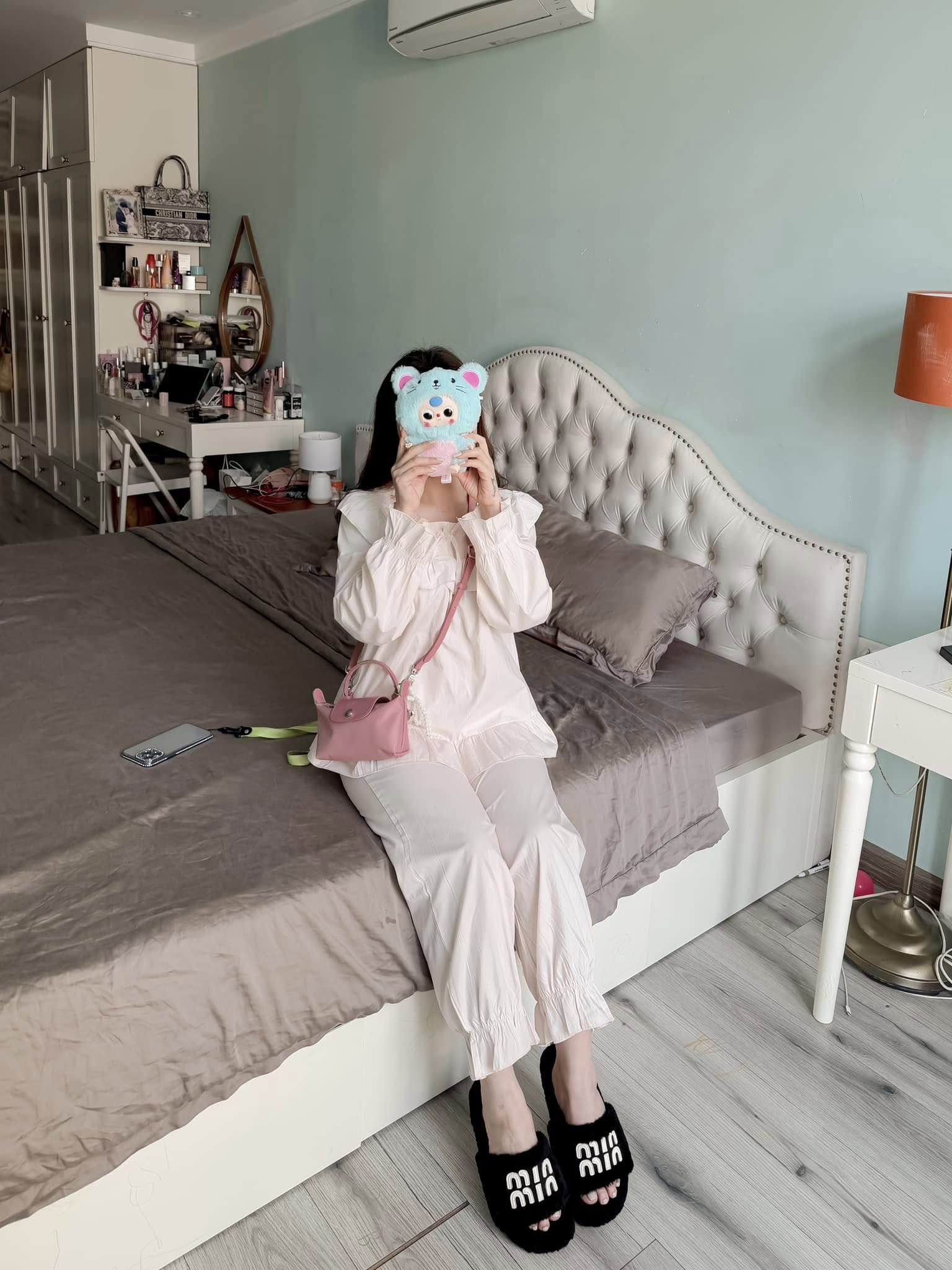 [???] Zareen shop  ? Top1Fashion ?  𝐗𝐮â𝐧 đã 𝐯ề
Gửi gắm trọn niềm vui đón Tết đến – xuân sang trong tà áo dài lụa tằm Đ𝐚𝐧 𝐓𝐡𝐚𝐧𝐡 – thanh khiết, nhẹ nhàng, e ấp của cô gái Việt Nam . Với sắc hồn , shares-0✔️ , likes-0❤️️ , date-2025-01-02 01:30:03????????