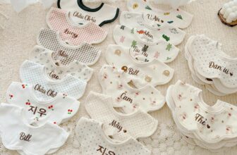 [???] Sulie House – Phụ kiện cho bé  ?‍?❤️️?⭐️ 𝑴𝒐̣̂𝒕 𝒄𝒂́𝒊 𝒕𝒆̂𝒏 𝒕𝒉𝒂𝒚 𝒕𝒂̂́𝒕 𝒄𝒂̉ 𝒍𝒐̛̀𝒊 𝒚𝒆̂𝒖 𝒕𝒉𝒖̛𝒐̛𝒏𝒈
𝒀𝒆̂́𝒎 𝒕𝒉𝒆̂𝒖 𝒕𝒆̂𝒏 𝒄𝒐𝒏, 𝒕𝒉𝒆𝒐 𝒄𝒐𝒏 𝒕𝒓𝒐𝒏𝒈 𝒕𝒖̛̀𝒏𝒈 𝒏𝒈𝒂̀𝒚 𝒄𝒐𝒏 𝒍𝒐̛́𝒏!Sulie ra mắt BST yếm thêu mới nhất
Đặt  , shares-0✔️ , likes-4❤️️ , date-2025-01-05 17:05:00????????