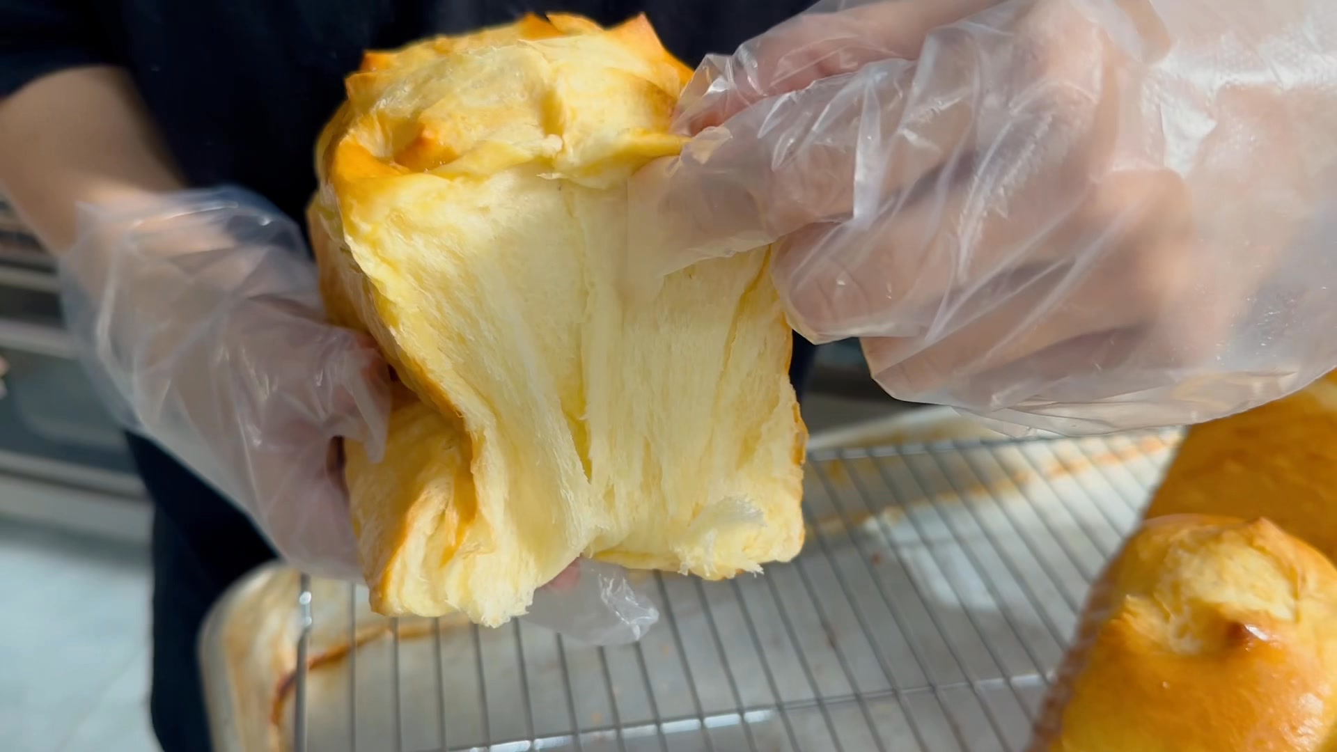 [🆕🇻🇳] Jasmine-tiệm bánh nhỏ xinh chuyên bánh mì, bánh kem Whipping chất lượng cao 🍔 Top1Food  🍜 SĂNDWICH BƠ SỮA siêu mềm thơm bơ

Nhìn clip cả nhà có cảm nhận được thớ bánh mỏng, mềm ẩm hônggg, lại còn ngậy bơ thơm thật thơm. Xé miếng bánh ăn không cũ , shares-0✔️ , likes-1❤️️ , date-2025-01-07 02:47:56🇻🇳🇻🇳🇻🇳📰🆕