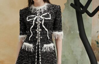 [🆕🇻🇳] Amy Store – nhãn hiệu thời trang thiết kế cao cấp, trẻ trung, hiện đại, nữ tính và thanh lịch 👕 Top1Fashion 👗  Sang trọng và kiêu kỳ, một thiết kế trong chất liệu dạ tweed lấp lánh khiến nàng trở thành tâm điểm của mọi ánh nhìn. Từng chi tiết được tạo nên như một bả , shares-0✔️ , likes-21❤️️ , date-2025-01-09 16:00:37🇻🇳🇻🇳🇻🇳📰🆕