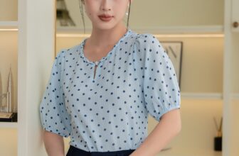 [???] Thời trang Đan Châu  ? Top1Fashion ?   Chiếc áo kiểu nữ tính nhẹ nhàng kết hợp hoàn hảo cùng quần tây basic, tạo nên tổng thể thanh lịch và tôn dáng.
Với Đan Châu, mỗi ngày đều là một phong cá , shares-0✔️ , likes-0❤️️ , date-2025-01-05 17:00:09????????