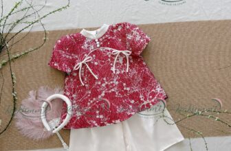 [🆕🇻🇳] KAKUMMI là thương hiệu VN hàng đầu thiết kế & sản xuất áo thời trang cho bé 😎❤️️⭐️ Áo dài vải gấm vân hoa
Bé mặc xinh xắn điệu đà sắc xuânThông tin sản phẩm: Áo dài bé gái Nhã Vân Tết 2025 Kakummi AD474
– Chất liệu:
+ Áo: Vải gấm vân , shares-0✔️ , likes-3❤️️ , date-2025-01-05 20:00:07🇻🇳🇻🇳🇻🇳📰🆕