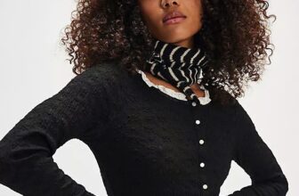 [???] Sai Gon Factory Outlet  ? Top1Fashion ?  𝐅𝐫.𝐞𝐞 𝐏𝐞𝐨.𝐩𝐥𝐞
Mẫu áo được thiết kế với họa tiết  có đường viền cổ tròn và tay áo ôm dài, cài cúc, viền nhún bèo tinh tế. Có thể mặc áo theo kiểu phối nhiều , shares-0✔️ , likes-0❤️️ , date-2025-01-07 16:00:15????????