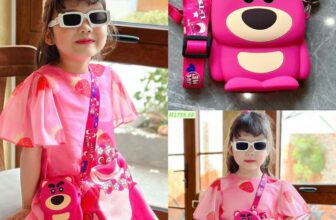 [🆕🇻🇳]  Door to door – Chuyên quần áo, giày dép và phụ kiện cho bé 😎❤️️⭐️ BỘ ÁO DÀI GẤU DÂU ĐẸP XUẤT SẮC LUÔN MẸ ƠI!!!
Tặng kèm túi gấu dâu đeo chéo xịn sò – xinh ngất ngây.
Chất liệu mềm mịn, sờ là nghiện.
Hình sao hàng vậy mẹ n , shares-0✔️ , likes-1❤️️ , date-2025-01-06 13:12:45🇻🇳🇻🇳🇻🇳📰🆕