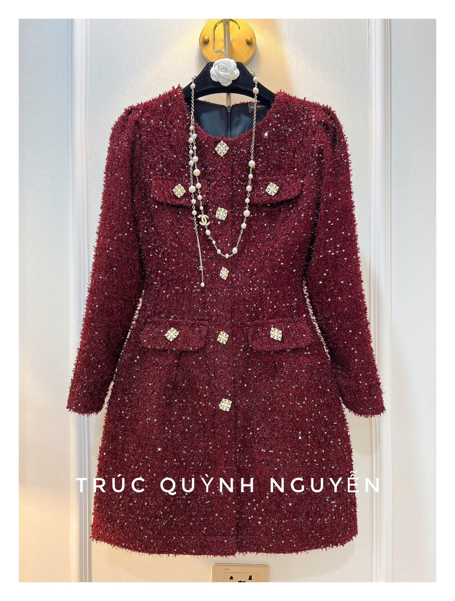 [🆕🇻🇳] Trúc Quỳnh Nguyễn – Hàng thiết kế 👕 Top1Fashion 👗  Tone đỏ rượu năm nay lên ngôi thật sự. Cháy hàng các mã đỏ lắm luôn Tết gần lắm rùi các ty nhanh tay order nhaaaa#TrucQuynhNguyen
#NewCollection2024
, shares-0✔️ , likes-24❤️️ , date-2025-01-05 17:05:35🇻🇳🇻🇳🇻🇳📰🆕