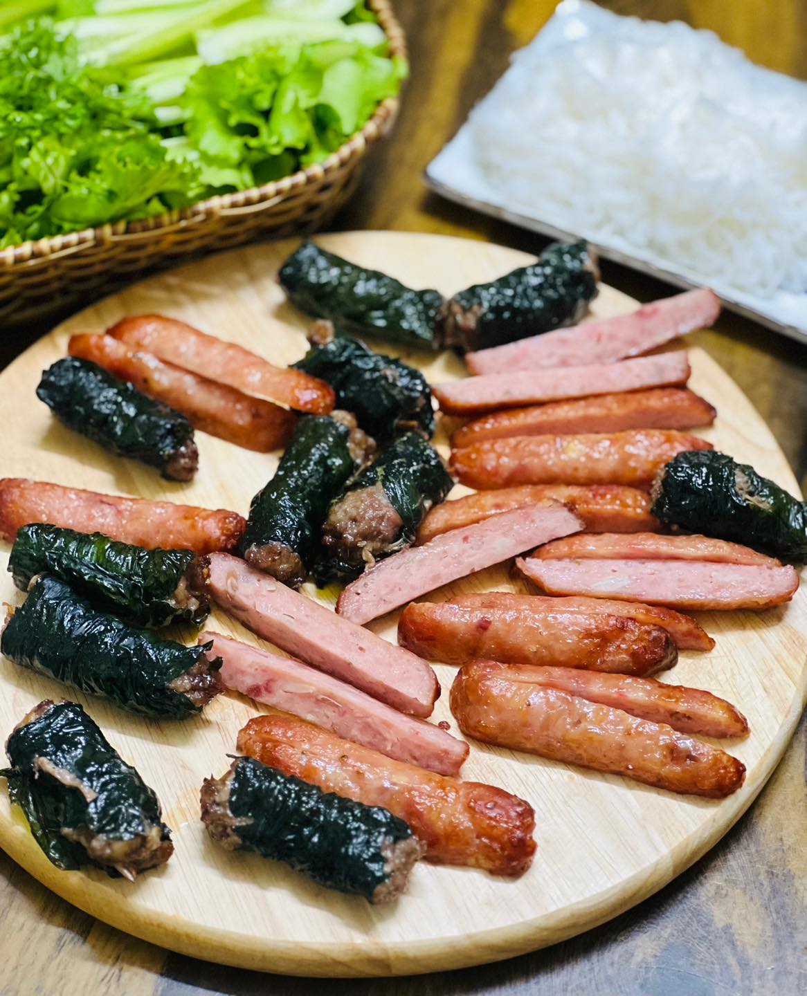 [🆕🇻🇳] Nhà AnAn – chuyên cung cấp rau củ quả hữu cơ, sạch, rõ nguồn gốc từ Đà Lạt 🍔 Top1Food  🍜 NEM NƯỚNG, BÒ LÁ LỐT:
 Mẹ An ít giới thiệu 2 món này tại bếp làm có cơn lắm, ít ít khách đặt là hông có làm. Nay gần Tết rồi nên 2 món này có thường xuyên  , shares-0✔️ , likes-5❤️️ , date-2025-01-06 23:07:00🇻🇳🇻🇳🇻🇳📰🆕