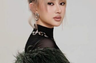 [???] Reina – Thiết kế & Thời trang  ? Top1Fashion ?  Ca sĩ Chu Thuý Quỳnh in REINARA2427DG   Voluminous Faux Fur Long Coat
Color             Dark – Green
—–
Visit REINA:
264 Phố Huế – Hai Bà Trưng – Hà N , shares-0✔️ , likes-3❤️️ , date-2025-01-07 15:56:30????????