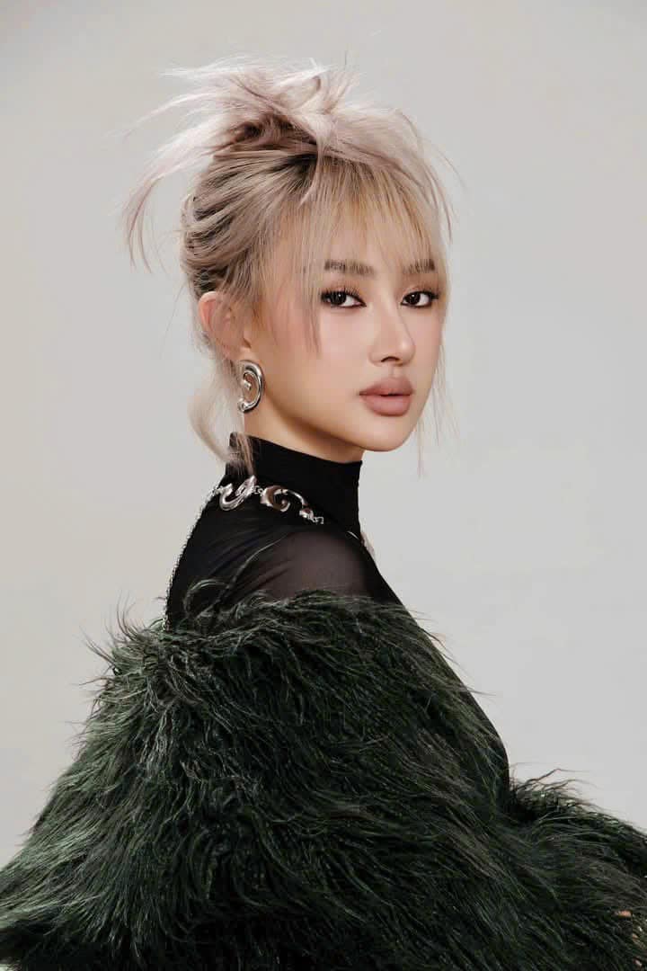 [???] Reina – Thiết kế & Thời trang  ? Top1Fashion ?  Ca sĩ Chu Thuý Quỳnh in REINARA2427DG   Voluminous Faux Fur Long Coat
Color             Dark – Green
—–
Visit REINA:
264 Phố Huế – Hai Bà Trưng – Hà N , shares-0✔️ , likes-3❤️️ , date-2025-01-07 15:56:30????????