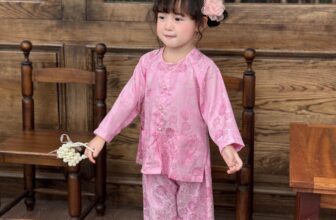 [🆕🇻🇳]  Bơ Hí – Thương hiệu thời trang thiết kế cao cấp dành cho mẹ và bé đẹp 🧑‍🧒❤️️👶⭐️  𝐁𝐚̀ 𝐛𝐚 𝐭𝐡𝐨̂𝐢 𝐦𝐚̀, 𝐜𝐨́ 𝐜𝐚̂̀𝐧 𝐱𝐢𝐧𝐡 𝐧𝐡𝐮̛ 𝐯𝐚̣̂𝐲 𝐤𝐡𝐮𝐦
Bà ba lụa hoa
Bé #250k/bộ.           Mẹ #370k/bộ
Bé hơn 25kg, mẹ hơn 65kg có phụ thu
G , shares-1✔️ , likes-10❤️️ , date-2025-01-08 04:00:50🇻🇳🇻🇳🇻🇳📰🆕