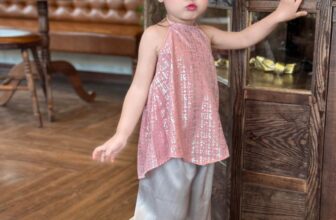 [🆕🇻🇳]  Bơ Hí – Thương hiệu thời trang thiết kế cao cấp dành cho mẹ và bé đẹp 🧑‍🧒❤️️👶⭐️  𝐌𝐚̂̃𝐮 𝐦𝐨̛́𝐢 𝐬𝐚𝐧𝐠 𝐱𝐢𝐧𝐡 𝐱𝐢̉𝐮 𝐥𝐮𝐨̂𝐧 𝐚̣, 𝐦𝐞̣ 𝐛𝐞́ 𝐜𝐚̂̀𝐧 𝐭𝐡𝐞̂𝐦 𝐦𝐚̂̃𝐮 𝐦𝐚̣̆𝐜 𝐓𝐞̂́𝐭 𝐧𝐡𝐚̆́𝐧 𝐁𝐨̛ 𝐧𝐡𝐚
Yếm lụa nhũ
Bé #260k/bộ.          Mẹ #380k/bộ
Bé  , shares-1✔️ , likes-4❤️️ , date-2025-01-11 04:34:16🇻🇳🇻🇳🇻🇳📰🆕