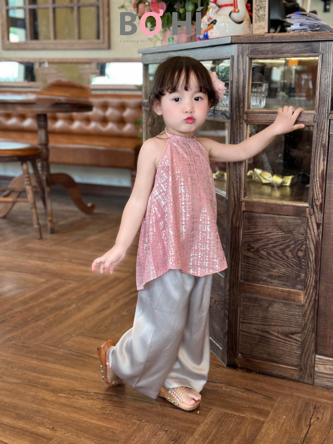 [🆕🇻🇳]  Bơ Hí – Thương hiệu thời trang thiết kế cao cấp dành cho mẹ và bé đẹp 🧑‍🧒❤️️👶⭐️  𝐌𝐚̂̃𝐮 𝐦𝐨̛́𝐢 𝐬𝐚𝐧𝐠 𝐱𝐢𝐧𝐡 𝐱𝐢̉𝐮 𝐥𝐮𝐨̂𝐧 𝐚̣, 𝐦𝐞̣ 𝐛𝐞́ 𝐜𝐚̂̀𝐧 𝐭𝐡𝐞̂𝐦 𝐦𝐚̂̃𝐮 𝐦𝐚̣̆𝐜 𝐓𝐞̂́𝐭 𝐧𝐡𝐚̆́𝐧 𝐁𝐨̛ 𝐧𝐡𝐚
Yếm lụa nhũ
Bé #260k/bộ.          Mẹ #380k/bộ
Bé  , shares-1✔️ , likes-4❤️️ , date-2025-01-11 04:34:16🇻🇳🇻🇳🇻🇳📰🆕