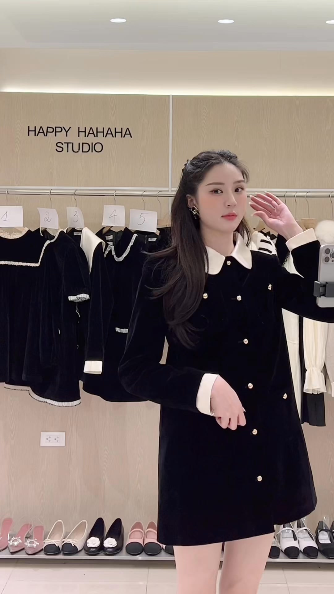 [🆕🇻🇳] 𝗛𝗮𝗽𝗽𝘆 𝗛𝗮𝗵𝗮𝗵𝗮 𝗦𝘁𝘂𝗱𝗶𝗼 (Hàng nhập cao cấp) 👕 Top1Fashion 👗  Thiết kế đặc biệt váy vest nhung cổ sen vô cùng sang trọng  phần tay áo và cổ lụa tạo điểm nhấn nổi bật 
Phom váy được cân chỉnh hoàn hảo phù hợp với mọi n , shares-0✔️ , likes-5❤️️ , date-2025-01-09 21:18:44🇻🇳🇻🇳🇻🇳📰🆕