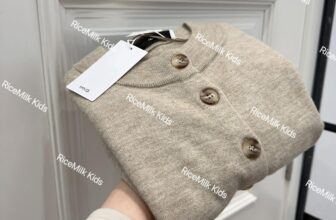 [🆕🇻🇳] RiceMilk Kids – thời trang trẻ em xuất khẩu 😎❤️️⭐️ Áo khoác len cadigan #Mang0 dư xịn cho chị em. Chất liệu len dệt mềm đẹp, màu nâu trà sữa bên ngoài đẹp mê ạ. Chuẩn xịn dư sl ít thôi.
XS S M L. Tối đa 65 , shares-0✔️ , likes-2❤️️ , date-2025-01-11 16:37:55🇻🇳🇻🇳🇻🇳📰🆕