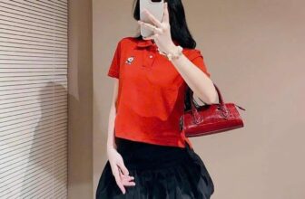 [???] Moon House Shop vnxk – 128/25 Lê Đức Thọ p6 Q. gò vấp HCM ? Top1Fashion ?  Áo polo w h o a u thêu gấu , chất vải cá sấu dày stook rất đẹp  co giãn 4 chiều cầm cái vải nặng tay dày dặn
Dáng crop nhưng không ngắn ạ
Con gấu thêu đỉnh , shares-0✔️ , likes-3❤️️ , date-2025-01-09 21:46:47????????