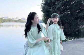 [🆕🇻🇳]  BABY MILO – Cửa hàng quần áo sơ sinh & trẻ em🧑‍🧒❤️️👶⭐️  𝐀́𝐨 𝐃𝐚̀𝐢 𝐁𝐢́𝐜𝐡 𝐃𝐢𝐞̣̂𝐩 :Là sự kết hợp giữa 2 chất liệu voan và tơ óng. Tà áo xẻ tạo nên sự nhẹ nhàng, bay bổng và uyển chuyển cho ng mặc mỗi khi bước đi. T , shares-0✔️ , likes-0❤️️ , date-2025-01-12 22:00:01🇻🇳🇻🇳🇻🇳📰🆕