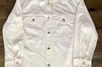 [???] LIN- HÀNG XUẤT DƯ – Hàng dư VNXK, TQCK, CAMBODIA  ? Top1Fashion ?  Siêu hót ạ
Em còn 2c duy nhất thôi ạ
em sale với GIÁ: 125k/1c(bằng 1/10 giá hãng ạ)
Áo khoác giả bò unisex, free size(chất đẹp thôi rồi ạ)
Một màu trắng du , shares-0✔️ , likes-2❤️️ , date-2025-01-12 00:29:01????????