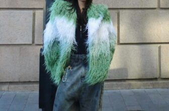 [???] Reina – Thiết kế & Thời trang  ? Top1Fashion ?  𝐒𝐚𝐢𝐧𝐭 𝐎𝐯𝐞𝐫𝐬𝐢𝐳𝐞𝐝 𝐅𝐚𝐮𝐱 𝐅𝐮𝐫 𝐂𝐨𝐚𝐭Bằng chất liệu faux fur ấm áp, xuất hiện dưới hình hài của 𝐒𝐚𝐢𝐧𝐭 𝐎𝐯𝐞𝐫𝐬𝐢𝐳𝐞𝐝 𝐅𝐚𝐮𝐱 𝐅𝐮𝐫 𝐂𝐨𝐚𝐭 – một tạo vật có linh hồn mềm mại n , shares-0✔️ , likes-4❤️️ , date-2025-01-10 16:48:26????????