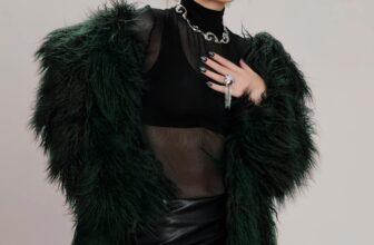 [???] Reina – Thiết kế & Thời trang  ? Top1Fashion ?  Ca sĩ Chu Thuý Quỳnh in REINARA2427DG   Voluminous Faux Fur Long Coat
Color             Dark – Green
—–
Visit REINA:
264 Phố Huế – Hai Bà Trưng – Hà N , shares-1✔️ , likes-32❤️️ , date-2025-01-13 16:58:35????????