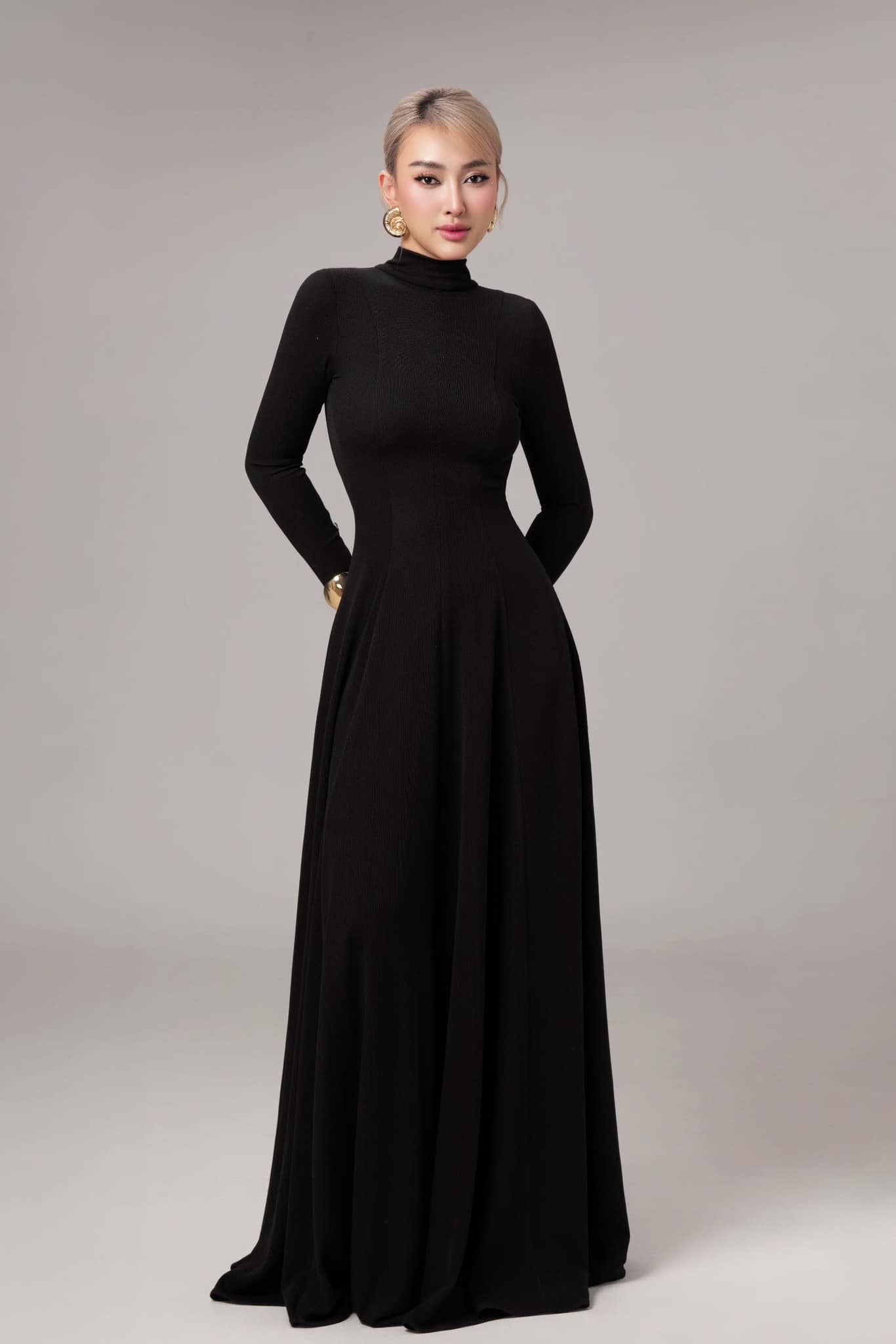 [???] Reina – Thiết kế & Thời trang  ? Top1Fashion ?  Ca sĩ Chu Thuý Quỳnh in REINARD2420B  Viviana Embellished Open-back Turtleneck Maxi Dress
Color          Black
—–
Visit REINA:
264 Phố Huế – Hai Bà Tr , shares-0✔️ , likes-9❤️️ , date-2025-01-12 16:25:51????????