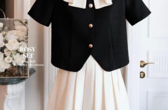 [🆕🇻🇳] LAGOM – A local brand in Viet Nam! We create styles for beautiful queens 👕 Top1Fashion 👗  𝑹𝒐𝒔𝒚 𝑺𝒆𝒕 với sự kết hợp giữa chân váy xếp ly và áo croptop dáng suông, mang đến một bản phối vừa quen thuộc và dễ ứng dụng.
LAGOM tạo điểm nhấn cho tổng th , shares-1✔️ , likes-7❤️️ , date-2025-01-13 22:35:17🇻🇳🇻🇳🇻🇳📰🆕